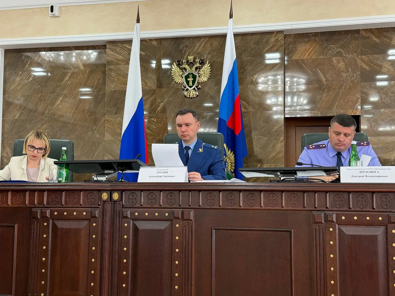 В прокуратуре края состоялось заседание межведомственной рабочей группы по защите трудовых прав граждан Сегодня 27 апреля 2026 года под председательством и о прокурора края Александра Трухина проведено заседание межведомственной рабочей группы по вопросам соблюдения трудовых прав граждан В совещании приняли участие врио руководителя Межрегиональной территориальной Гострудинспекции заместители руководителей СУ СК России по краю УФНС России по краю Управления Росреестра по краю ГУ ФССП России по краю представители УЭБиПК ГУ МВД России по краю региональных исполнительных органов Межведомственной рабочей группой обсуждены принимаемые меры по соблюдению прав граждан на оплату труда погашению имеющейся задолженности по заработной плате на предприятиях расположенных в городе Краснодаре Проработаны алгоритмы восстановления нарушенных прав граждан обеспечения выплаты им денежных средств Вопросы защиты трудовых прав находятся на постоянном контроле органов прокуратуры края