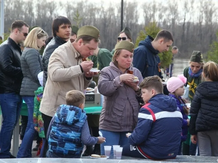 В Омске определены территории где во время массовых мероприятий будет ограничена реализация алкоголя Запрет на продажу спиртного будет действовать со 2 по 15 мая в часы проведения мероприятий на двух десятках различных площадок Опубликовано постановление администрации города Омска 293 в котором определены места проведения культурно массовых и спортивных мероприятий посвященных 81 годовщине Победы в Великой Отечественной войне 1941 1945 годов во время которых будет запрещено реализовать алкоголь Ограничения будут действовать со 2 по 15 мая на 21 праздничной локации  Так 2 мая это территория прилегающая к G Drive Арене здесь пройдет мемориал Г Комнатова по велосипедному спорту 5 мая на бульваре Победы во время акции Слава героям Больше всего мероприятий а значит и ограничений реализации спиртных напитков конечно 9 мая на территории парков имени 30 летия Победы 30 летия ВЛКСМ Советского парка и целом ряде других площадок Схемы территорий где будет ограничена реализация алкоголя в майские праздники смотрите на сайте День Победы Омск