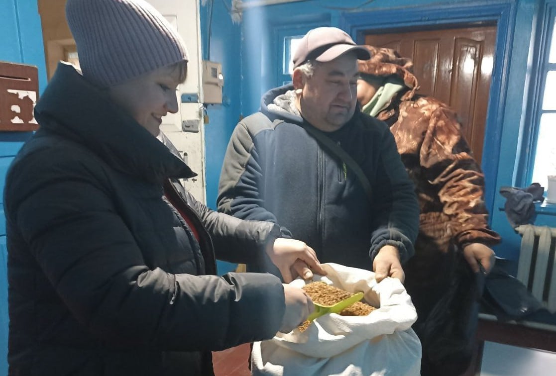 В Крестовском территориальном отделе прошла раздача гуманитарной помощи   Мешки с гречневой крупой переданы в качестве благотворительной помощи от неравнодушных граждан, пожелавших остаться инкогнито. Жители сел Новонатальевка и Шевченко могли обратиться к главным специалистам администрации для получения гречневой крупы.   «Администрацией было роздано 5 мешков гречневой крупы. Всего за гуманитарной помощью обратилось около 150 человек. Благодарим за предоставленную помощь и поддержку жителей наших сел », - рассказала начальник Крестовского территориального отдела Ольга Луценко.  #Помощь