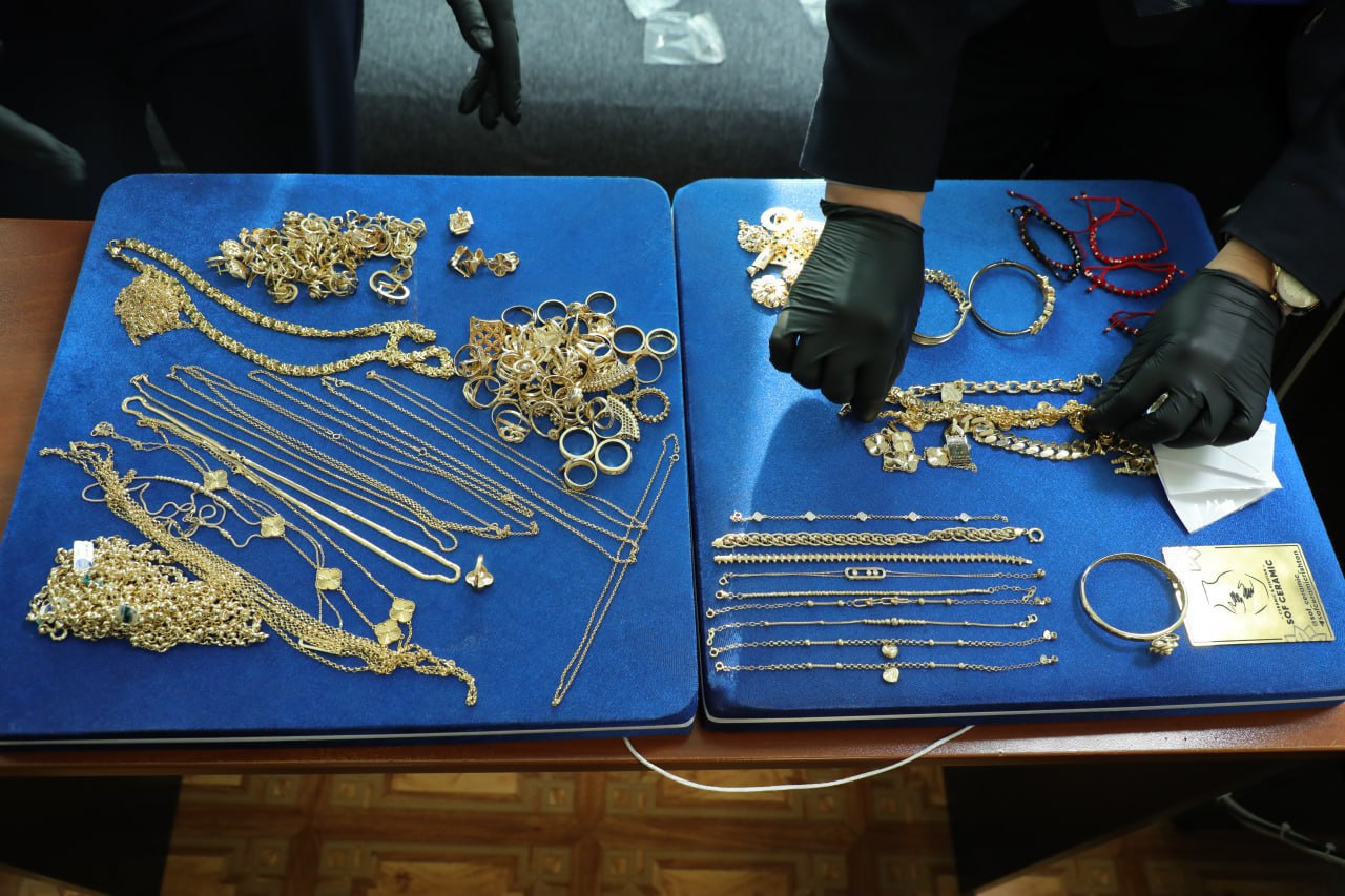 В Ташкенте пресекли попытки незаконного ввоза и вывоза ювелирки более чем на 2 млрд сумов   repost uz v trusax noskax i tak dalee Подписывайтесь на Repost