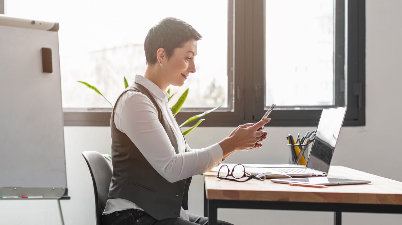 Осенью самыми активными среди ищущих работу женщин стали соискатели 45 64 лет Аналитики Авито Работы изучили как изменилось поведение женщин разных возрастов на рынке труда за последний год Осенью 2025 года самыми активными на рынке труда оказались женщины в возрасте 45 64 лет количество их резюме на платформе выросло на 80 за год а средние зарплатные ожидания составили 59 999 руб мес Женщины в возрасте 35 44 лет также стали более профессионально активны число их резюме выросло на 78 за год В среднем они рассчитывали получать за свою работу порядка 57 818 руб мес В тройку самых активных соискателей вошли и женщины в возрасте 25 34 лет этой осенью они разместили на 59 больше резюме чем годом ранее и в среднем ожидали получать около 52 913 руб мес Мы наблюдаем как многие профессии постепенно теряют прежние стереотипные ограничения Так женщины разных возрастов успешно осваивают рабочие и технические специальности от инженерных позиций до работы на складах в строительстве и на производстве Их зарплатные ожидания растут этой осенью соискатели в возрасте 25 34 и 35 44 лет указывают желаемую зарплату на 12 выше чем годом ранее а женщины 45 64 лет на 11 больше Сегодня многие совмещают заботу о семье с профессиональной реализацией в самых разных сферах не ограничивая себя устаревшими представлениями о распределении ролей комментирует Андрей Кучеренков директор категории Рабочие и линейные профессии Авито Работы Новости АвитоРабота