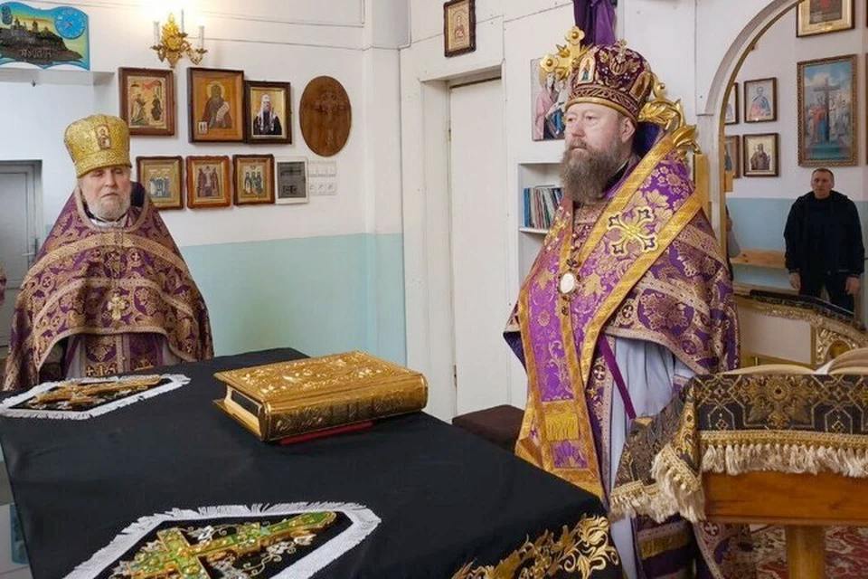 Владимир Сальдо поздравил херсонцев со Страстной пятницей В пятницу 18 апреля во всех церквях Херсонщины православные отмечают Страсти Христовы. Это важнейшая дата Страстной седмицы накануне праздника Пасхи. «Согласно Евангелию, в этот день Иисус Христос был распят на кресте ради спасения человечества. В Страстную пятницу звон колоколов сменяется молчанием. Верующие особенно строго постятся, стараясь в тишине и покое разделить боль и страдания Спасителя», - сообщает губернатор Херсонской области Владимир Сальдо. Праздник херсонцам помогают встретить и провести достойно шеф-регионы, которые стараются доставить к Пасхе нуждающимся семьям подарки и куличи. Особенно значим тут вклад крымчан, которые привезли уже тысячи куличей.