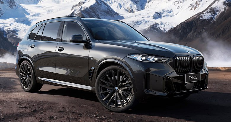 BMW China объявила о масштабном пересмотре цен сразу на 31 модель включая электромобили автомобили с ДВС и M версии Размер скидок в отдельных случаях достигает 300 тысяч юаней примерно 43 тыс долларов а минимальная цена новой BMW на китайском рынке снизилась до 208 тысяч юаней 29 7 тыс долларов Число моделей дешевле 300 тысяч юаней выросло с 3 до 10 чего в Китае не фиксировалось давно В BMW подчёркивают речь идёт не о новой ценовой войне а о системном повышении ценности продукта Компания скорректировала именно официальные рекомендованные цены но цены в дилерских центрах пока изменились незначительно Фактически BMW пытается сократить разрыв между прайс листом и реальной ценой сделки это снизит давление на дилеров и стабилизирует ценовую систему За ценовыми манёврами скрывается более глубокая проблема Продажи BMW в Китае падают второй год подряд за первые три квартала 2025 года бренд реализовал 465 4 тыс машин 11 2 а по итогам 2024 года продажи снизились на 13 4 jkinvest news jkinvest