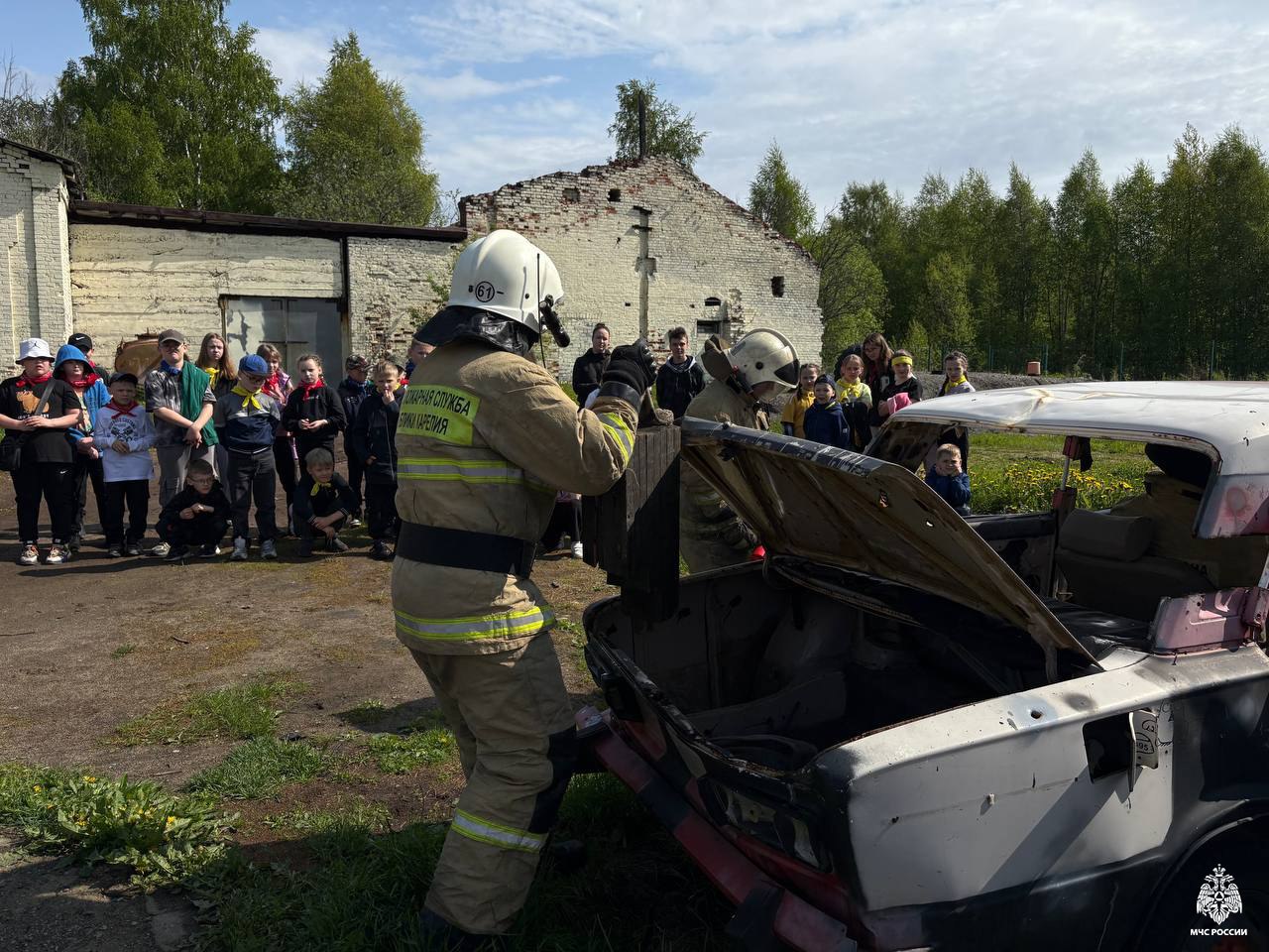 Дети познакомились с устройством пожарной части Воспитанники Беломорской спортивной школы посетили пожарную часть №61. Сотрудники пожарной охраны рассказали ребятам о важности и необходимости профессии пожарного, пояснили, с каким трудностями сталкиваются огнеборцы в своей службе. Похожее занятие прошло и у воспитанников детского лагеря Мийнальской школы. Боевые костюмы пожарных и средства индивидуальной защиты привлекли особое внимание. #МЧСРоссии #МЧСКарелии #МЧС