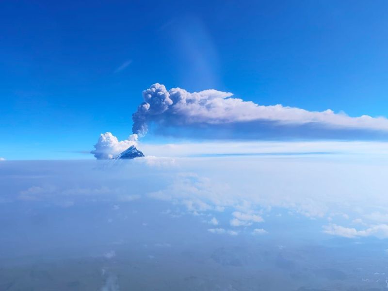 Фотофакт: мощь извержения Ключевского на Камчатке потрясает На телеграм-канале Камчатского филиала Геофизической службы РАН выложили свежи снимки извержения Ключевского вулкана, передаёт РАИ «КАМЧАТКА-ИНФОРМ». Напомним, утром 8 августа на Ключевском произошёл пепловый выброс на высоту 10,5 километра. КАМЧАТКА-ИНФОРМ — новости Камчатки в Telegram Фоторепортажи и эксклюзивные материалы на kamchatinfo.com НАПИСАТЬ НАМ