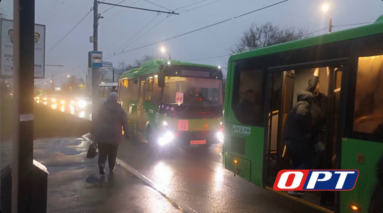 ОРТ Новости Оренбуржья В Оренбурге маршрут 54Н вновь открыт для пассажиров В Оренбурге возобновлено движение автобусов по маршруту 54Н бывший 27 который был закрыт предыдущим перевозчиком Решение проблемы нашла городская администрация назначив нового оператора Обслуживание направления связывающего Степной 24 й микрорайон и улицу Уральскую теперь осуществляет компания Лидерком На маршрут вышли новые автобусы СИМАЗ что должно улучшить качество перевозок