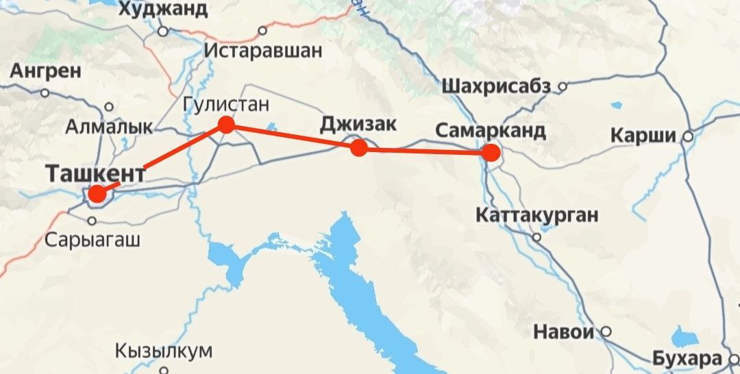 Saman Engineering предлагает три варианта проекта высокоскоростной ж д Ташкент Самарканд Южнокорейская Saman Engineering представила проекты трех маршрутов для строительства высокоскоростной железной дороги между столицей и третьим по величине городом Узбекистана Самаркандом передает Spot 1  Первый вариант является наиболее протяженным 302 километра При этом ж д планируют проложить через города Гулистан и Джизак Проект предусматривает строительство 105 мостов и двух тоннелей общей протяженностью 9 6 километра Средняя скорость поездов составит 166 9 километра в час 2  Второй вариант 291 7 километра Планируется построить 82 моста и один тоннель протяженностью 16 километров Средняя скорость поездов 179 4 километра в час 3  Третий вариант 282 километра Предполагает строительство 74 мостов и трех тоннелей общей протяженностью 8 9 километра Средняя скорость поездов 185 7 километра в час Ранее LogiStan писал о том что в феврале 2025 года Минтранс Узбекистана договорился с южнокорейским консорциумом о разработке ТЭО проекта высокоскоростной ж д Ташкент Самарканд Деньги на эти цели предоставил Эксимбанк Южной Кореи Читайте также Тендер на строительство скоростной ж д Ташкент Самарканд хотят объявить в начале 2026 года Logistan info Логистика Экономика