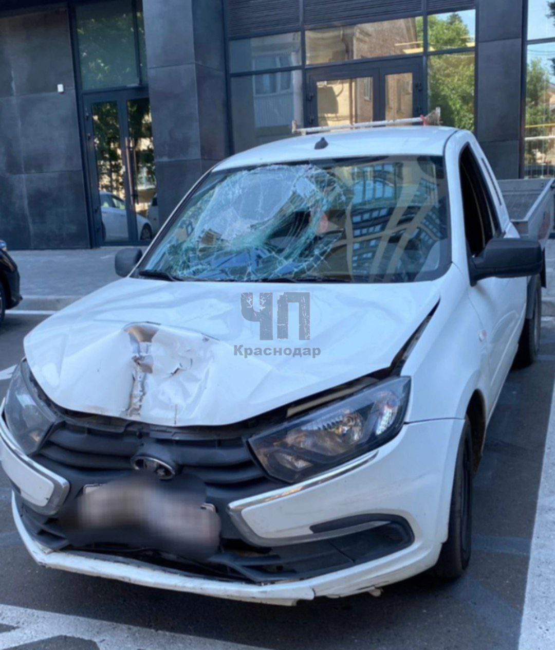Чудом живы остались… В Краснодаре два брата — 16 и 12 лет — после тренировки взяли кикшеринговый электросамокат и, выезжая с дворовой территории на улицу Гаврилова, влетели в пикап. Самокат в одну сторону, дети — в кузов помятого «ВАЗа». В результате ДТП оба брата чудом остались живы, отделавшись после осмотра врачей амбулаторным лечением.