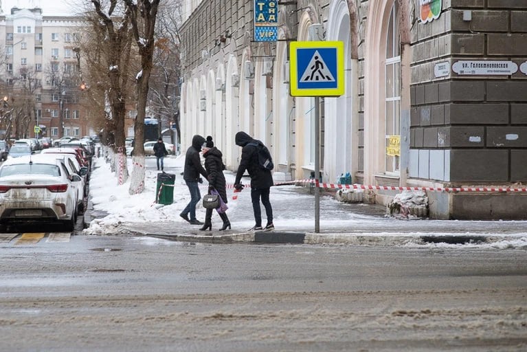 Семь УК в Самаре не занимались уборкой дворов после сильных снегопадов  Об этом сообщил врио руководителя Государственной жилищной инспекции региона Евгений Федюкин на оперативном совещании правительства. Проблемы с уборкой дворов также отметили в Тольятти, Сызрани, Чапаевске, а также в Сергиевском, Красноярском и Кинельском районах.  Губернатор Самарской области Вячеслав Федорищев распорядился провести индивидуальные встречи с руководителями всех УК региона. Сейчас таких организаций насчитывается 354. Контроль за выполнением поручений возложен на Государственную жилищную инспекцию.