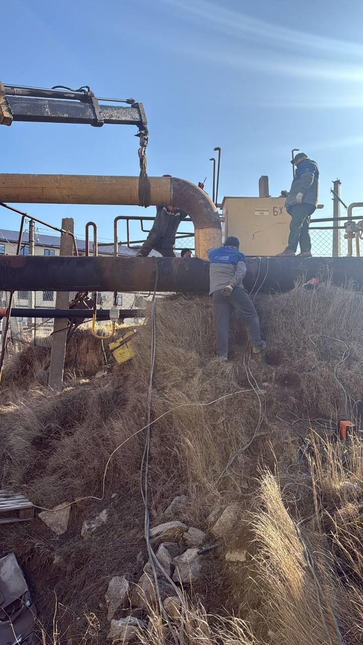 По поручению министра энергетики и тарифов Республики Дагестан Марата Шихалиева первый заместитель министра Динислам Иманмурзаев прибыл на место утечки газа для координации аварийно восстановительных работ 29 декабря 2025 года в 09 35 в г Махачкале приостановлена подача газа с ГРС Агачаул для проведения срочных ремонтных работ на подземном газопроводе высокого давления Динислам Иманмурзаев Специалисты уже работают на месте и делают все возможное для устранения утечки в максимально кратчайший срок Подача газа потребителям будет восстановлена до 17 00 сегодняшнего дня Просим жителей отнестись с пониманием к временным неудобствам Работы ведутся в усиленном режиме под постоянным контролем Минэнерго РД