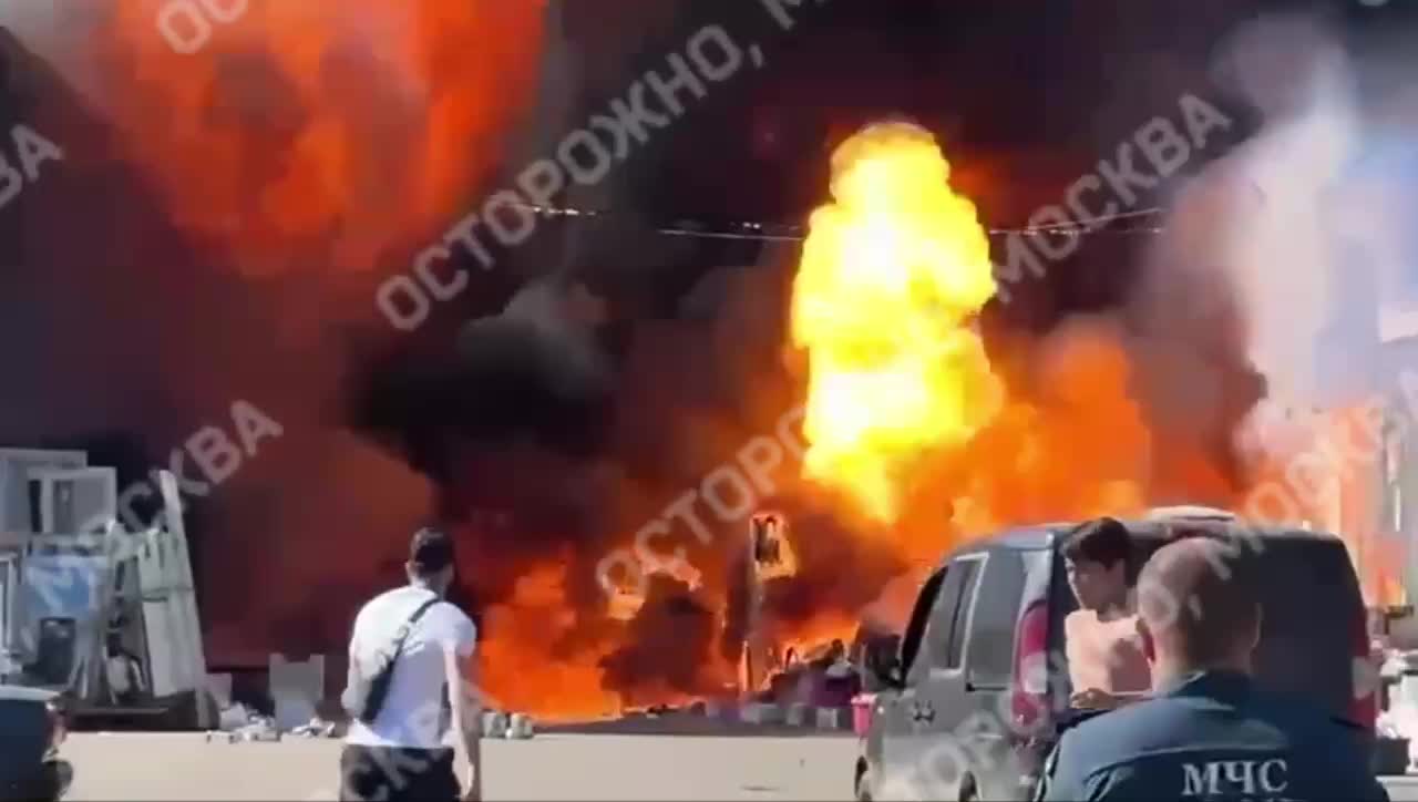 Пожар в Солнечногорске: строительный магазин и рынок «Армения Маркет» охвачены огнем