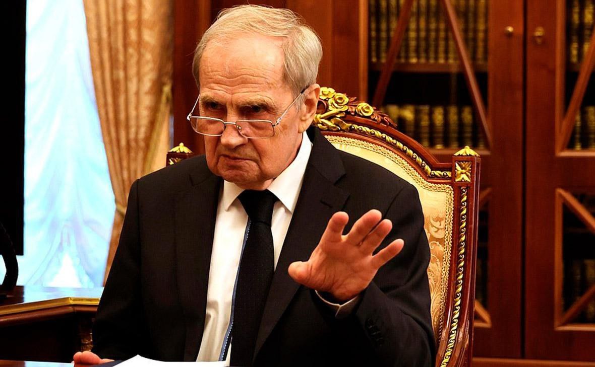 Глава Конституционного суда Валерий Зорькин заявил, что коррупцию в России истребить нельзя. «Не берусь утверждать, что коррупция гнездится в ДНК человека. Но убежден, что перед нами повсеместное и, судя по всему, неистребимое явление», — заявил он. Вы это, господин Зорькин, бросьте. Это что же теперь —не выделять бюджетов на борьбу с коррупцией? А как людям государевым харчеваться? Riddle