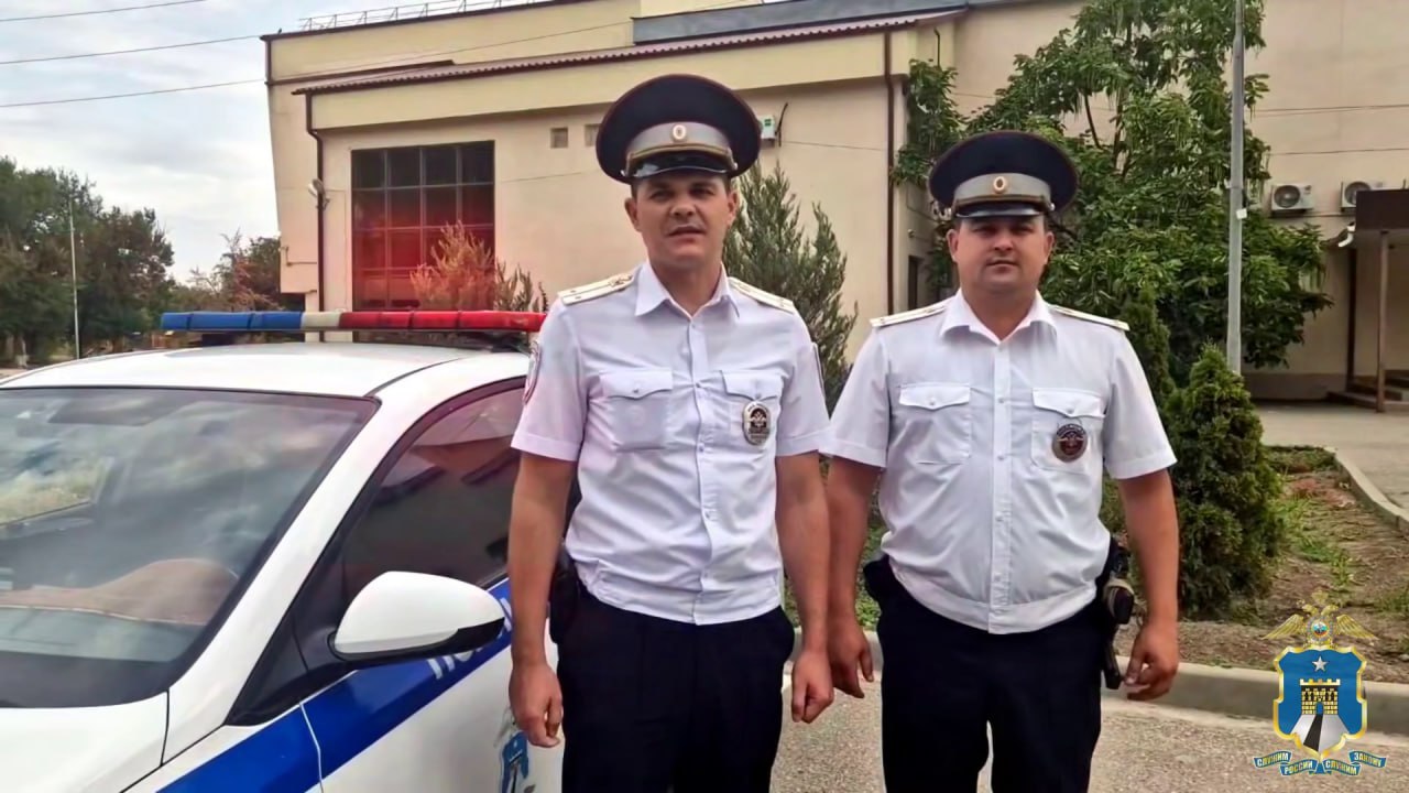Полицейские Ставрополья спасли потерявшую сознание автомобилистку  Сотрудники ГИБДД Левокумского округа доставили в медучреждение жительницу Нефтекумского МО, которая потеряла сознание за рулем из-за проблем со здоровьем.  Лейтенанты полиции Василий Вольвач и Игорь Цепляев дежурили на участке федеральной трассы, когда к ним подъехала «Лада Веста». Пассажирка машины попросила о помощи, объяснив, что водитель упала в обморок. Женщина рассказала, что они уже останавливались на обочине, пытаясь привести девушку в чувство.  Понимая, что автомобилистка не сможет быстро и самостоятельно доехать до больницы, инспекторы решили транспортировать ее на служебном автомобиле.  При подъезде к медучреждению девушка снова потеряла сознание. Сопровождавший ее полицейский поддержал пострадавшую, не дав упасть, и донес до приемного покоя на руках.  На следующий день инспекторы связались с врачами и узнали о состоянии пациентки. Медики сообщили, что девушке оказали необходимую помощь, и благодаря действиям сотрудников ГИБДД ее жизни и здоровью ничего не угрожает.  Фото и видео:      / Все наши каналы