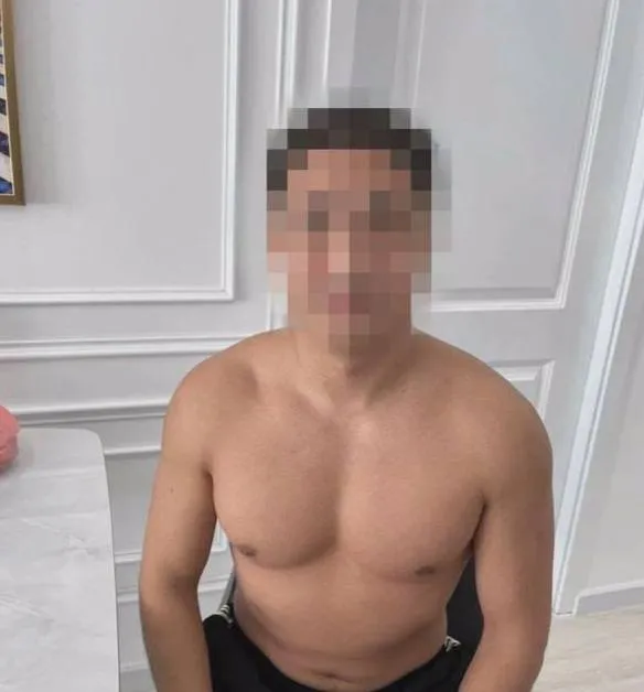 Судя по фото это тот самый блогер миллионник Кайсар Камза Наше МВД вместе с Интерполом задержали его в городе Камрань это во Вьетнаме Сейчас решается вопрос о его экстрадиции в Казахстан Напомним блогер был объявлен в международный розыск в январе этого года Его подозревают в организации незаконного игорного бизнеса В МВД говорят что он получил незаконный доход в размере более 100 миллионов тенге