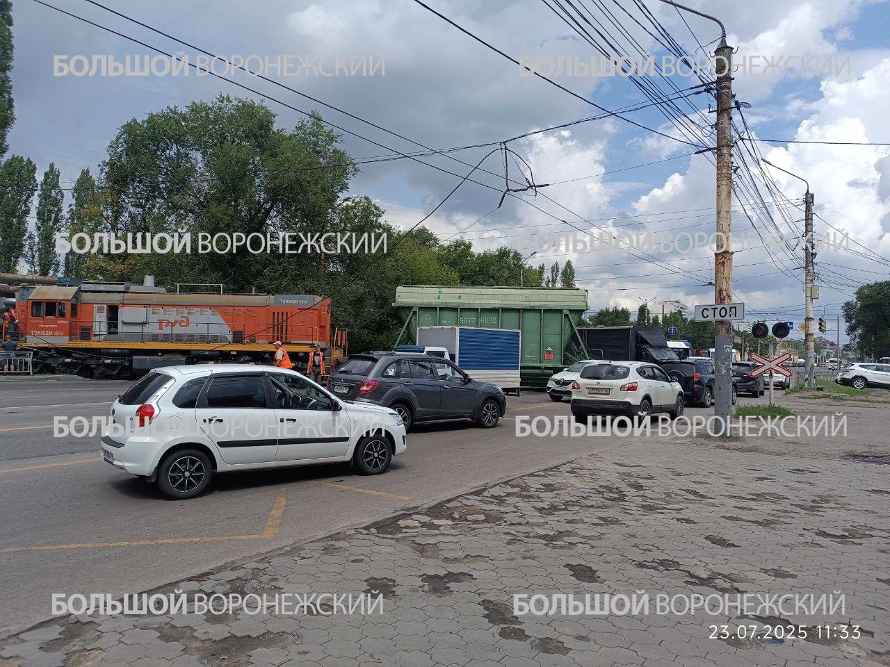 Вагон заблокировал движение у остановки Гипрокаучук По словам очевидцев, поезд оборвал провода для троллейбуса и остановился посреди дороги. – Машины пытаются проехать в маленький промежуток. Будет пробка на мосту Чернавском и возле ДК Кирова. Работники пытаются решить проблему, – рассказали очевидцы. Большой воронежский. Подписаться