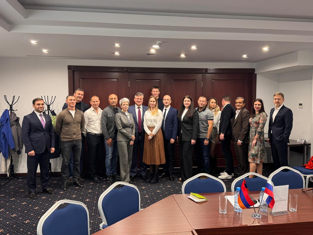 На площадке Торгпредства России в Армении стартовала бизнес миссия волгоградских компаний 12 ноября на площадке Торгового представительства Российской Федерации в Республике Армения стартовала бизнес миссия волгоградских компаний организованная региональным Центром поддержки экспорта при содействии Торгпредства России в Армении Торговый представитель России в Армении Сергей Соломин отметил важность дальнейшего развития кооперационных проектов и углубления двусторонних экономических связей между Россией и Арменией подчеркнув значимость устойчивого партнерства которое создаёт благоприятные условия для реализации совместных инициатив расширения производственной кооперации и продвижения российской продукции на армянский рынок В мероприятии приняли участие представители Минэкономразвития России и АО Российский экспортный центр которые представили участникам информацию об инструментах государственной поддержки экспорта В состав делегации вошли предприятия Волгоградской области представляющие производство бытовой и агрохимической продукции строительных и отделочных материалов пластика косметики и теплоизоляции После официальной части состоялись B2B переговоры с представителями армянских дистрибьюторских компаний торговых сетей строительных организаций и отраслевых ассоциаций Стороны обсудили перспективы поставок продукции потенциал совместных проектов и возможности расширения деловых контактов В рамках бизнес миссии волгоградские компании проведут выездные индивидуальные встречи с потенциальными партнерами посетят торговые сети и профильные предприятия Армении где представят свои экспортные предложения и обсудят направления дальнейшего сотрудничества БизнесМиссия Экспорт ТоргпредствоРоссии