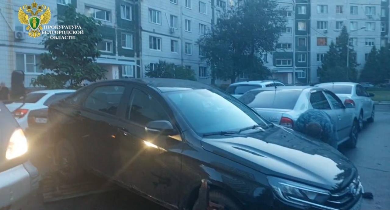 Семилетняя девочка за рулём сбила мужчину И нет мы не ошиблись с заголовком В микрорайоне Олимпийский Старого Оскола мужчина в состоянии опьянения посадил свою семилетнюю дочь за руль Лады Веста Ребёнок не справился с управлением в результате чего сбил 45 летнего прохожего после этого машина врезалась в элементы двора и две припаркованные иномарки Пострадавшего мужчину доставили в больницу В отношении отца возбуждено уголовное дело по статье о вовлечении несовершеннолетнего в действия опасные для жизни Ему грозит до трёх лет тюрьмы TipBelgorod