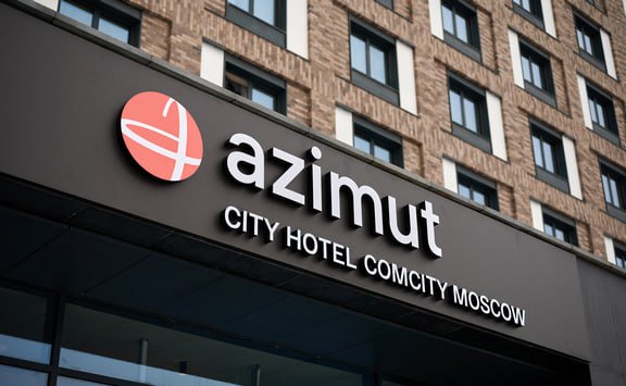 Российская сеть Azimut Hotels открывает флагманский отель в Узбекистане Российская гостиничная сеть Azimut Hotels намерена открыть свой первый пятизвёздочный отель в Центральной Азии, взяв под управление отель International Tashkent, расположенный в столице Узбекистана. Об этом сообщает газета «Ведомости» со ссылкой на представителя компании. Как отмечает издание, гостиница International Tashkent была введена в эксплуатацию в 1997 году и стала первой в республике, получившей категорию «пять звёзд». До 2012 года объект находился под управлением международного бренда InterContinental, а весной 2024 года его приобрела узбекская компания Smart Fast Stroy за 26 миллионов долларов. Согласно информации «Ведомостей», отель будет переименован в Azimut Grand Hotel Tashkent. Это станет дебютным проектом сети Azimut Hotels в сегменте отелей высшей категории в регионе. Кроме того, он станет вторым объектом бренда в Узбекистане: в 2024 году компания уже открыла четырёхзвёздочный Azimut Hotel Tashkent, ранее функционировавший под названием «Модерно Ташкент». В мае текущего года Azimut Hotels в комментарии агентству ТАСС сообщила о намерении запустить 15 новых гостиниц в 2025 году на территории России, а также в ряде стран Азии и Ближнего Востока. В том числе было подтверждено, что компания активно готовит к открытию новый отель в Узбекистане. Telegram / Facebook / Instagram / LinkedIn