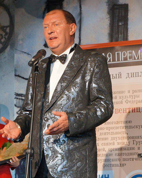 Не стало Николая Свентицкого 4 января на 70 м году жизни умер Николай Свентицкий заслуженный артист России общественный деятель директор Тбилисского государственного академического русского драматического театра имени А С Грибоедова В Театр им Грибоедова Свентицкий поступил в 1979 году в 1989 занял должность директора распорядителя а в 2005 генерального директора В 2013 году Театр Грибоедова стал первым лауреатом премии Звезда Театрала в номинации Лучший русский театр за рубежом Получать награду в Москву Николай Свентицкий приехал сам и с тех пор Театрал с ним и его театром связывали приятельские отношения В этом году он как и всегда прислал поздравление с Новым годом Главной идеей Николая Свентицкого стала реализация проектов направленных на улучшение дружественных отношений между Россией и Грузией Благодаря Николаю Свентицкому в Тбилиси состоялись в том числе творческие вечера Евгения Евтушенко Олега Басилашвили Алисы Фрейндлих Сергея Юрского Николая Караченцова Александра Калягина и других Редакция Театрала выражает глубокие соболезнования родным и близким Николая Свентицкого а также коллективу Театра им Грибоедова Фото сайт Русского клуба Подписаться на Театрал Поддержать донатом