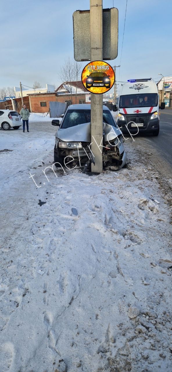 На Старокузьмихинской нетрезвый водитель врезался в столб.  По словам очевидцев, в салоне находилась компания в состоянии алкогольного опьянения. Один человек серьёзно пострадал.    Подписаться   Прислать новость