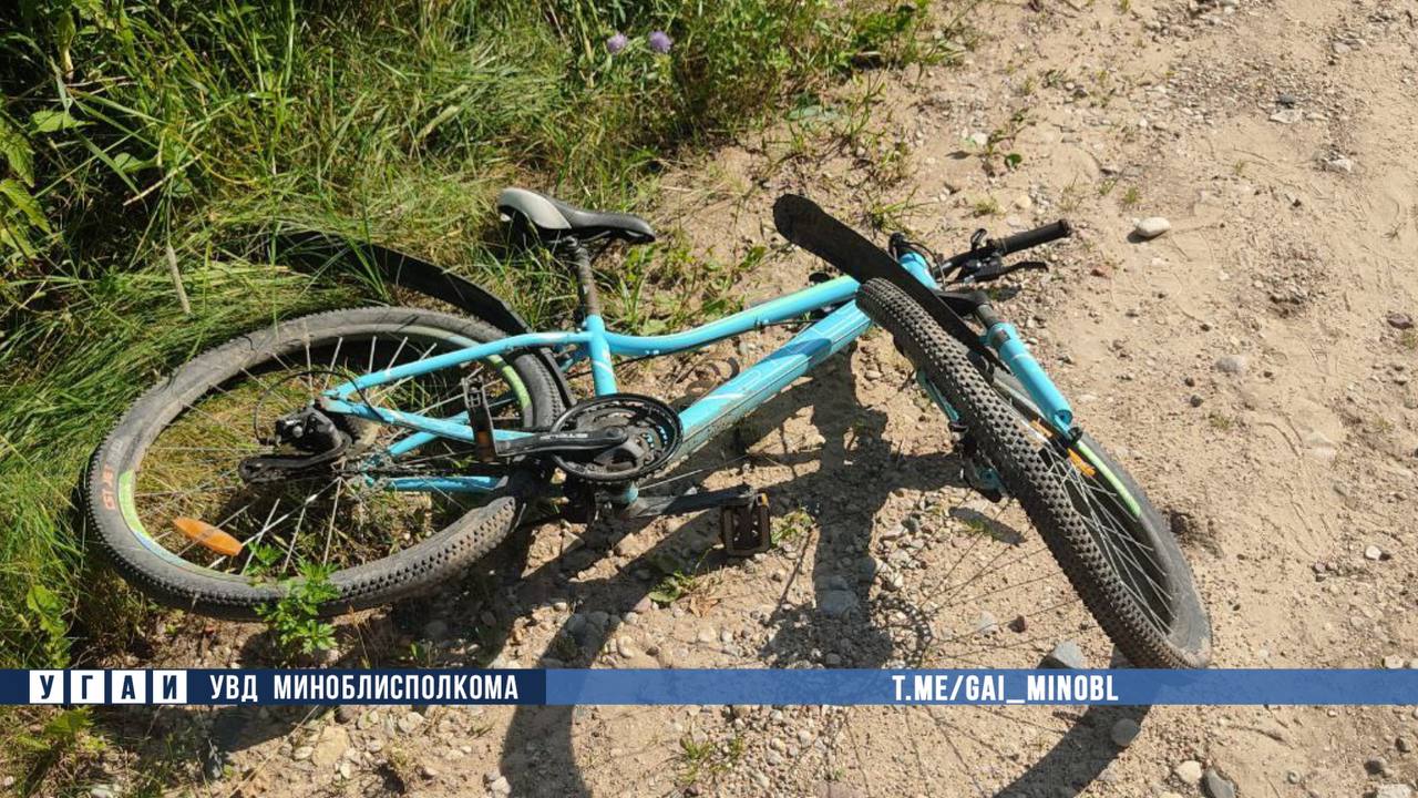 В Логойском районе под колеса авто попал 12-летний велосипедист По предварительной информации, 48-летняя минчанка на автомобиле Lada Vesta совершила наезд на 12-летнего велосипедиста, мальчика-минчанина. Пострадавший выехал со второстепенной дороги на главную. Ребенок с травмами госпитализирован.