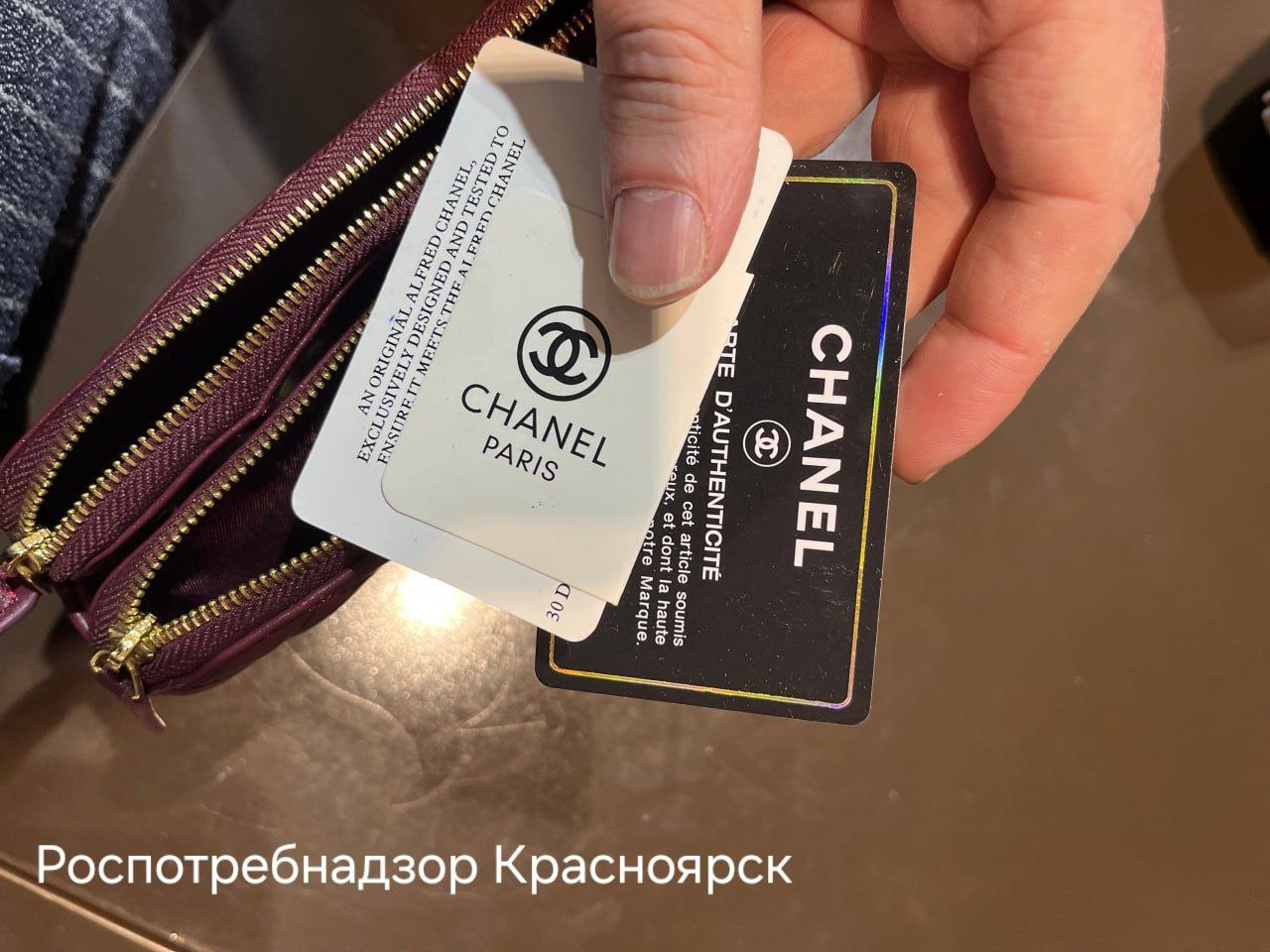 В Красноярске магазин обязали уничтожить сумки и одежду с надписями Chanel, Versace, Dior  Сотрудники красноярского Роспотребнадзора арестовали контрафактный товар общей стоимостью почти 700 тысяч рублей в салоне меха и кожи Carre, расположенном на улице Алексеева в Красноярске.  Внеплановую проверку там провели после того, как система «Честный знак» выявила индикаторы риска. В магазине обнаружили женские сумки, портмоне и клатчи без маркировки на русском языке, что нарушает требования технических регламентов. Всего — 25 единиц товаров Prado Milano, Gianni Versace, Burberry, Christiane Paris и других брендов на общую сумму более 293 тысяч рублей. Среди них оказались пять контрафактных женских клатчей Chanel и Christian Dior.  Кроме того, в магазине продавали 14 женских пальто бренда Bella Bicchi, на которых отсутствовала маркировка и информация о дате изготовления. Общая стоимость составила более 390 тысяч рублей. Специалисты Роспотребнадзора установили, что у продавца не было разрешения на реализацию товаров Chanel SARL и Christian Dior.  В отношении владелицы магазина — индивидуального предпринимателя Гусейновой М.Р.К. — возбудили дела об административных правонарушениях. Суд наказал его штрафом в размере 25 тысяч рублей и обязал уничтожить весь арестованный товар.  Newslab