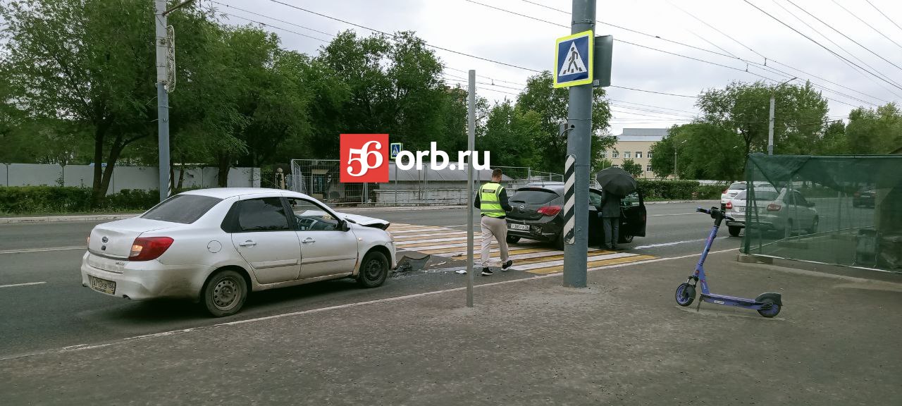 Первый пошел: в Оренбурге на проспекте Победы — ДТП. Судя по фото 7  8  9   , две иномарки столкнулись прямо на временной «зебре»  без светофора! , которая появилась из-за закрытого на время  до ноября!!!  подземного перехода.  Официальной информации от УМВД пока не было.