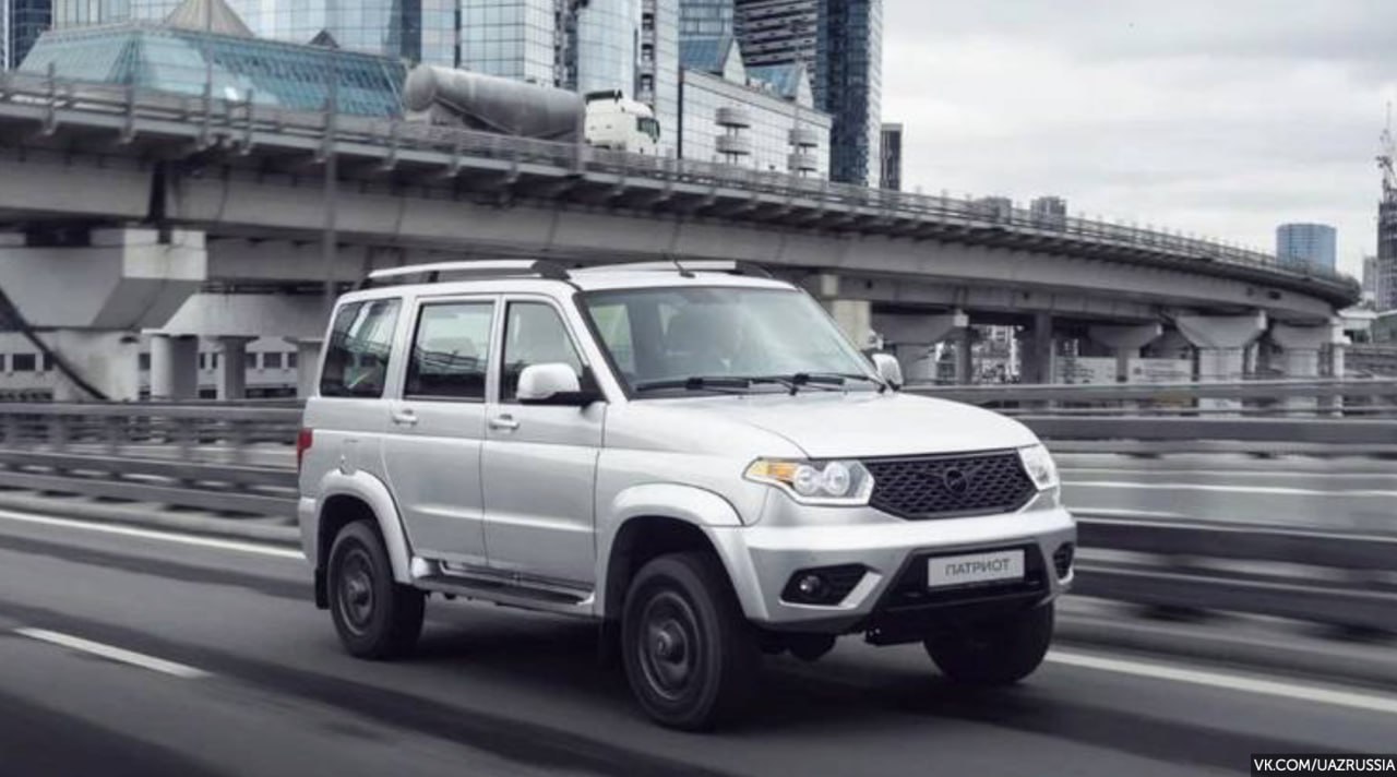 Стало известно когда автомобили УАЗ получат улучшенный мотор На площадке испытательного центра Мотор Заволжский филиал Центра продуктового развития СОЛЛЕРС стартовали финальные стендовые испытания модернизированного бензинового двигателя ZMZ Pro Работы планируется завершить уже в сентябре после чего ориентировочно в середине осени обновлённые силовые агрегаты начнут устанавливать на автомобили УАЗ Об этом сообщает корпоративная газета завода Панорама УАЗ У агрегата объёмом 2 7 л мощностью 150 л с для повышения герметичности конструкции увеличено количество точек крепления по периметру клапанной крышки головки блока цилиндров и в промежутках между отверстиями свечных колодцев говорится в сообщении Данное решение предназначенное для моделей УАЗ Патриот Пикап Профи и Хантер оптимизирует качество уплотнения и в конечном итоге повысит общую надёжность двигателя Контроль качества на всех этапах производства обеспечивает высокоточная обрабатывающая линия с ЧПУ Монокль главное о русском бизнесе и не только Подписаться