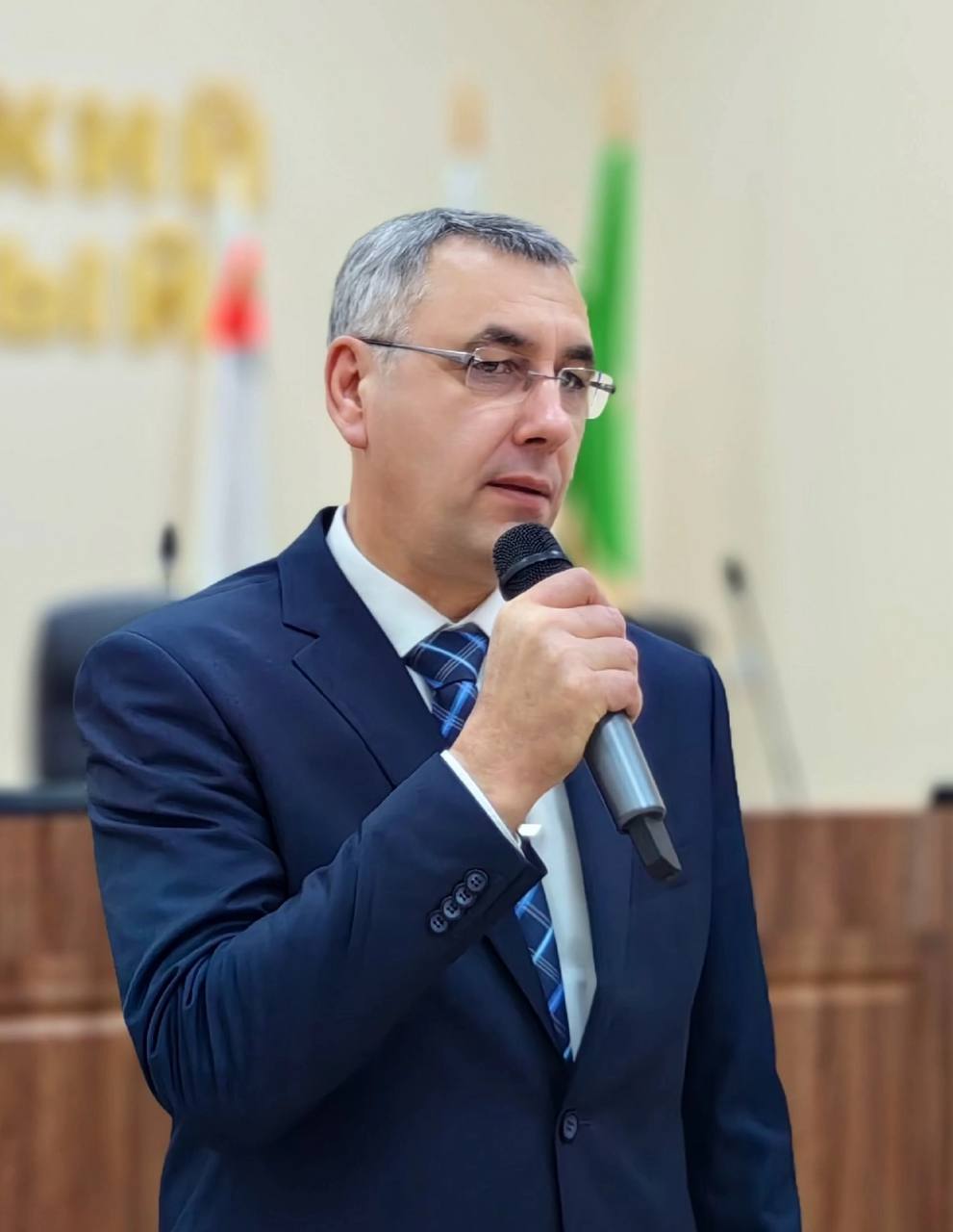 Иван Абрамов - уже экс-глава Великоустюгского округа сегодня сложил полномочия. Чтобы перейти на работу в Правительство Вологдской области. 15 июня Иван Абрамов займет пост заместителя министра внутренней политике в Правительстве региона. Ранее Департамент внутренней политики области принял в свои ряды Сослана Муратовича Плиева.