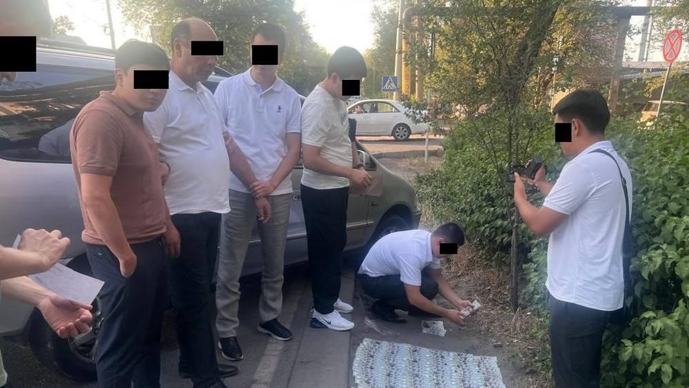 Задержан вице-мэр Бишкека за вымогательство $35 тысяч  Талайбека Байгазиева обвинили в получении крупной суммы от иностранной компании за помощь в инвестиционном проекте по реконструкции ТЭЦ. По данным силовиков, чиновник взял деньги, но выполнять обещания не спешил — под разными предлогами уклонялся от договорённостей.  Байгазиева поймали при возврате части полученной суммы. Предположительно, он пытался отыграть ситуацию назад, но уже было поздно — в дело вмешались соответствующие органы. $35 тысяч были задокументированы как вымогаемые, что стало основанием для задержания.  Следствие ищет других участников схемы. ГКНБ сообщил, что работа по установлению всех причастных продолжается. Это очередной сигнал о том, насколько глубоко коррупция укоренилась даже в проектах, важных для города и страны.