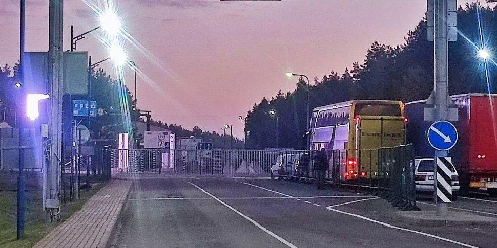 Литва может открыть пункты пропуска ранее 30 ноября Министр иностранных дел Литвы Кястутис Будрис заявил что необходимо рассмотреть возможность более раннего открытия погранпереходов на границе с Беларусью изначально закрытых до 30 ноября Об этом пишут литовские СМИ По словам министра решение нужно принимать исходя из тех же причин и параметров которые стали основой для закрытия переходов