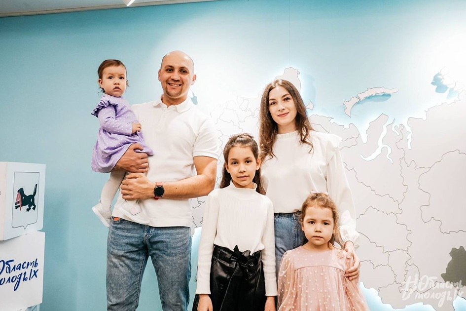 366 молодых семей в Приангарье улучшат жилищные условия в 2026 году На это направят около 350 млн рублей по региональному проекту Молодым семьям доступное жилье Для нас важно чтобы молодые люди создавая семьи оставались в регионе и имели возможность строить долгосрочные планы на жизнь Наличие жилья это как раз тот фактор который влияет и на благополучие и на комфорт и на появление детей отметил губернатор Игорь Кобзев В 2025 году свидетельства получили более 370 семей Выплату можно использовать для покупки жилья или строительства дома Верблюд в огне