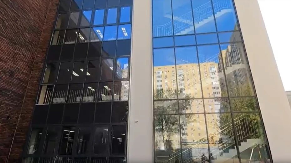 Воронежцам предложили поучаствовать в решении вопроса о безопасности движения возле школы 45 Сейчас там находится приподнятый пешеходный переход однако транспортный поток остается активным Еще больше он возрастет с открытием улицы Свободы а пользоваться переходом будут преимущественно дети Сейчас есть два основных варианта решения проблемы Первый установка светофора возле школы однако это серьезно замедлит автотрафик и спровоцирует пробки Второй демонтаж существующего перехода с перенаправлением пешеходов на расположенные в 100 200 м регулируемые переходы Свое мнение можно выразить в комментариях под постом мэра в соцсети ВКонтакте Подписывайтесь на канал РИА Воронеж в Max