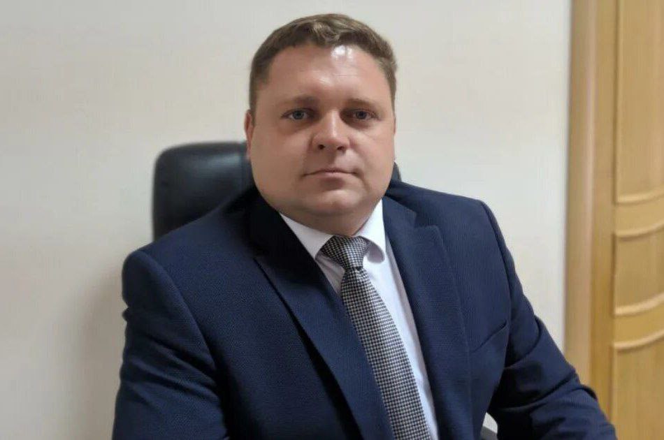 Сотрудниками УФСБ России по Ростовской области задержан глава Администрации Миллеровского района Ростовской области, подозреваемый в превышении полномочий. Оперативниками установлено, что в сентябре 2022 года глава района дал указание начальнику отдела образования обязать директоров школ и других образовательных учреждений в нарушение действующего законодательства заключить договора эксплуатации газовых котельных с ООО «Донтеплоэнерго» без концессионных процедур. Таким образом, муниципальное имущество на период отопительных сезонов 2022-2023, 2024-2025 годов было передано коммерческой организации на безвозмездной основе, эксплуатируя которое, она получила выгоду имущественного характера. По заключению экспертизы, ущерб бюджету Миллеровского района в период отопительного сезона 2022-2023 годов составил 25 076 186, 56 рублей. В июне 2023 года главой района и руководителем ООО «Донтеплоэнерго» на основании проведенных с нарушением действующего законодательства торгов заключено концессионной соглашение, в рамках которого обществу были переданы объекты теплоснабжения, находящиеся в образовательных учреждениях Миллеровского района на праве оперативного управления. Результаты указанных торгов были отменены УФАС России по Ростовской области, решением арбитражного суда Ростовской области и апелляционным решением Пятнадцатого апелляционного арбитражного суда в сентябре 2024 года. Однако, муниципальные объекты теплоснабжения до настоящего времени обременены концессионным соглашением с ООО «Донтеплоэнерго». Полученные результаты оперативно-розыскной деятельности переданы в СУ СК России по Ростовской области и послужили основанием для возбуждения уголовного дела по ч. 2 ст. 286 УК России Превышение должностных полномочий. Источник: КГБ-НКВД