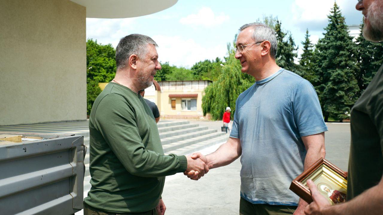 Губернатор Владислав Шапша передал новую партию гумпомощи Первомайску Глава региона продолжает делиться подробностями рабочей поездки в ЛНР. В этот раз в подшефный город калужская делегация привезла новую партию гумпомощи. В том числе продукты питания от калужских производителей и мини-погрузчик с навесным оборудованием. Также Владислав Шапша встретился с военнослужащими. Состоялся теплый разговор в процессе которого губернатор рассказал о «Героях земли Калужской». По запросу подразделений регион доставил внедорожные мотоциклы, а также подарки от близких. «Калужане – отзывчивые люди, всегда с готовностью поддерживают тех, кто находится в сложной ситуации. В Первомайск уже направили более тысячи тонн гуманитарной помощи. Помогаем школам с учебниками, оборудованием. Передаем школьные автобусы, коммунальную технику. Жители области от души поддерживают земляков на СВО. Помогает бизнес, предприятия. Все – для того, чтобы парни поскорее вернулись домой с победой», — рассказал Владислав Шапша. Программа «Герои земли Калужской» — это региональный аналог федерального проекта «Время героев». Она помогает участникам СВО раскрыть управленческий потенциал, а также развить навыки и компетенции в сфере государственного управления. Подробнее о программе — на сайте проекта. Прислать новость Заказать рекламу