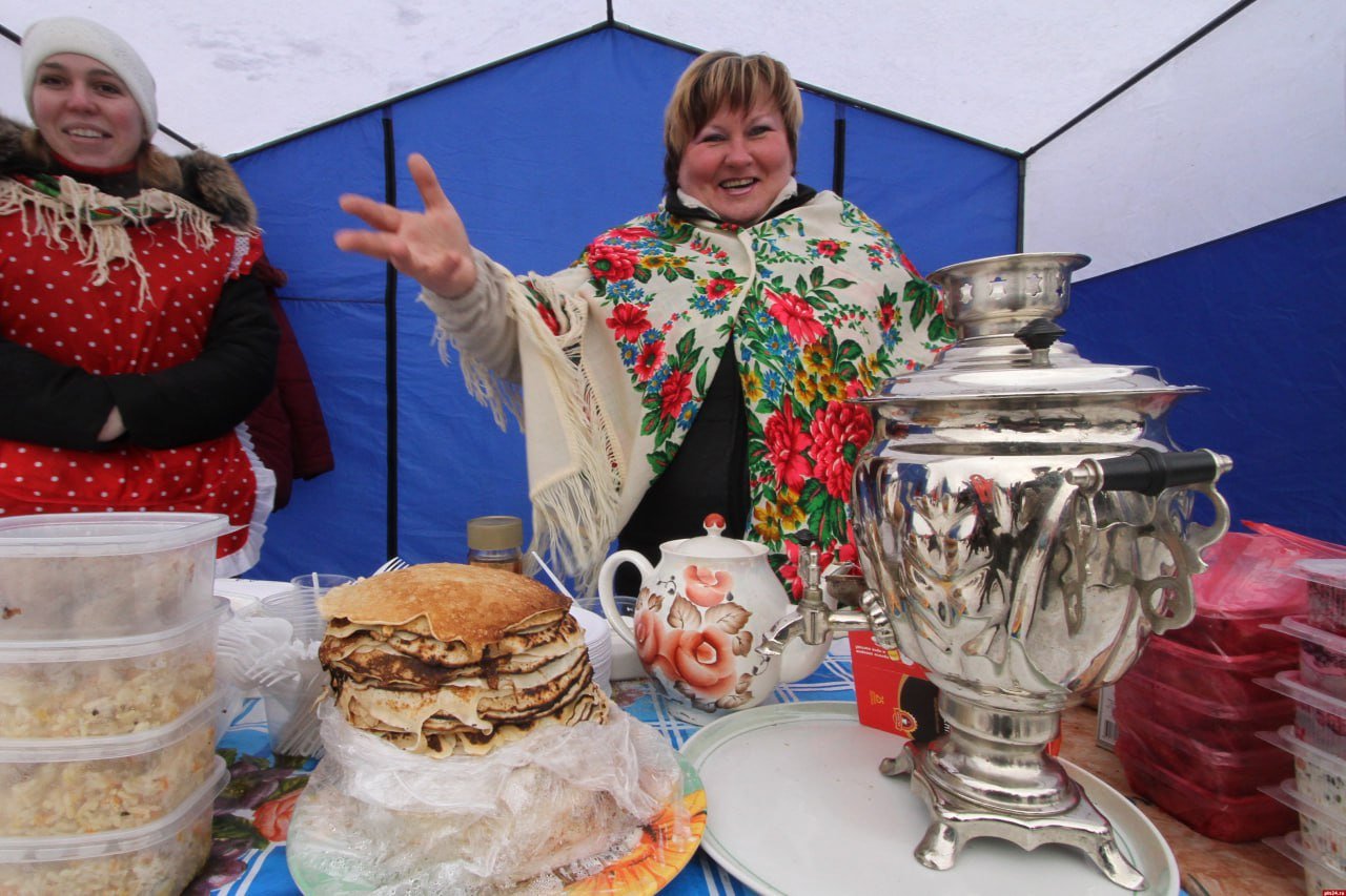 Псковские мужчины предпочитают блины с мясной начинкой, женщины — с творожной  Согласно данным опроса Superjob, самой любимой начинкой оказалась мясная  31% , на втором месте — творожная  25% , на третьем — сгущенное молоко  21% . 14% респондентов с удовольствием едят блины с икрой, 13% — с вареньем, 7% — со сметаной. 5% в качестве начинки предпочитают ветчину и сыр, 4% — красную рыбу. По 3% выбирают блины с медом, малиной, сыром, грибами или печенью. По 2% уверены, что самые вкусные начинки — клубника, шоколад, вишня, капуста, сахарный песок, яблоко и рис. Среди прочих начинок участники опроса упомянули картофель, бананы, «Нутеллу», яйцо, буженину, лук, морепродукты, сало и другие. 6% опрошенных предпочитают блины без начинок, и только 3% вообще не едят их.  В качестве наполнения для блинов женщины чаще мужчин предпочитают творог, ветчину и сыр, красную рыбу. Мужчины же чаще выбирают сгущенное молоко, икру, мед.