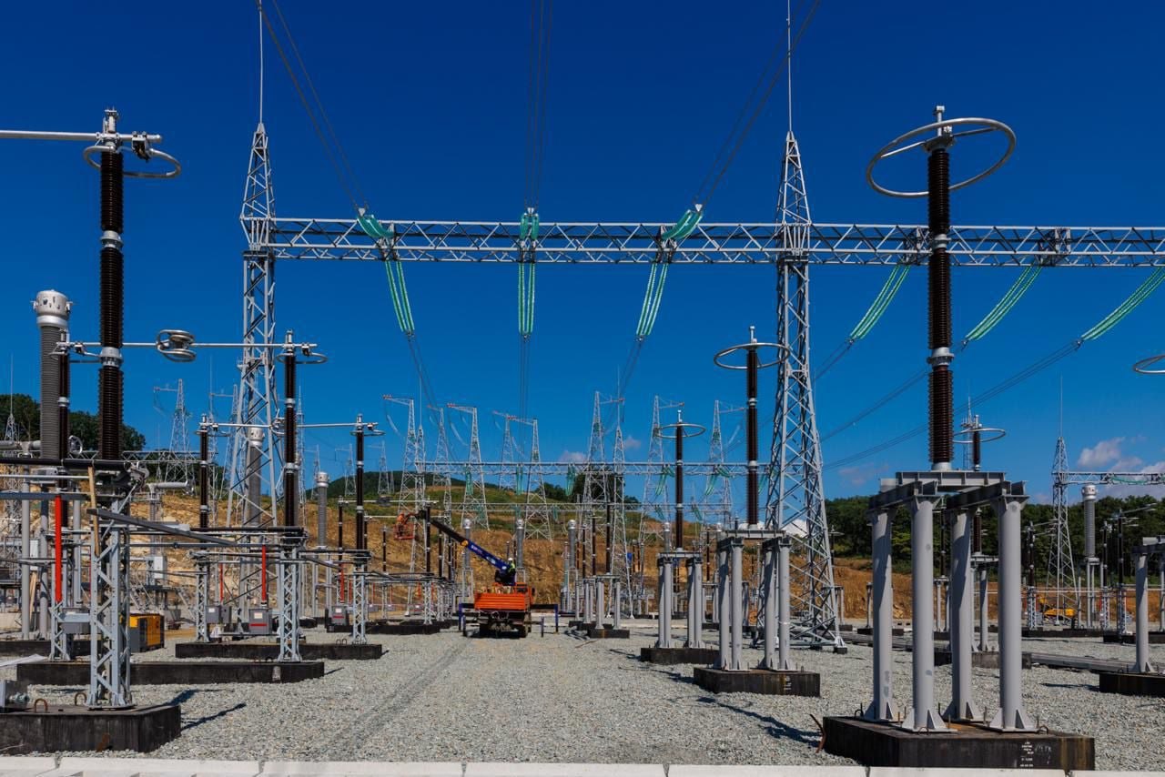 Сервисы для стройотрасли Московской области объединил портал Цифровой регион Цифровой регион это площадка на которой размещаются лучшие ИТ практики и сервисы на базе ИИ Уже представлено около 320 решений из 50 регионов России Каждое решение можно изучить и пропилотировать Здесь охвачены решениями все этапы девелопмента от старта проекта до контроля за вывозом строительного мусора Несколько сервисов представлено Московской областью Так Центр содействия строительству это единая цифровая площадка Она помогает получать необходимые согласования и освобождает заявителей от лишних процедур Здесь девелоперы в режиме онлайн могут мониторить статус реализации проектов   Сервис ВсеСети помогает в согласовании работ при строительстве инженерной инфраструктуры Заявки все участники процесса получают одновременно поэтому цепочка согласования на практике сократилась с 365 дней до 14 ти Цифровое строительство MAX цифровыесервисы московскаяобласть