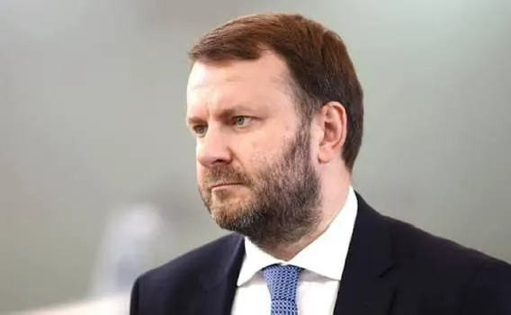 Заместитель главы администрации президента России Орешкин считает что текущие экономические трудности в стране не связаны с ограничениями в доступе к интернету Основные проблемы обусловлены нехваткой ресурсов и квалифицированных специалистов а также замедленным процессом внедрения инновационных технологий и необходимостью проведения структурных реформ в экономике