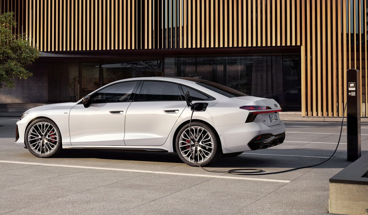 Audi представила седан и универсал A6 e-hybrid Семейство нового поколения Audi A6 пополнилось подзаряжаемыми гибридами — седаном и универсалом e-hybrid. В их основе лежит силовая установка с 2,0-литровым турбомотором 252 л.с. , семиступенчатым «роботом» и встроенным электродвигателем 143 л.с. . Суммарная мощность — 299 или 367 л.с., полный привод по умолчанию. Разгон до 100 км/ч — 6,0 или 5,3 секунды соответственно. Батарея емкостью 20,7 кВт∙ч позволяет проехать до 106 км без использования бензина. Бортовое ЗУ мощностью 11 кВт заряжает аккумулятор за 2,5 часа. Визуально гибриды отличаются лючком зарядки и шильдиками, а у версии на 367 л.с. есть спорт-подвеска и пакет S line. Продажи в Европе стартуют летом: цены — от 65 800 до 75 050 евро.