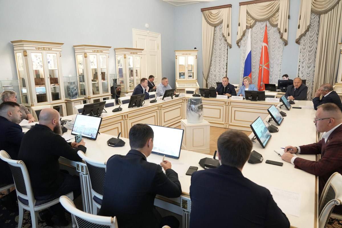 Комиссия Законодательного собрания по вопросам правопорядка и законности рекомендовала поддержать законопроект о праве нарушать тишину по утрам в выходные дни ради религиозных обрядов Авторы инициативы предлагают вывести действия совершаемые юридическими лицами и гражданами при отправлении ими религиозных культов из под запрета Например утренний звон колоколов является частью христианского храмового богослужения и используется в том числе для призыва христиан к богослужению и для оповещения о времени его начала уточняют в пояснительной записки к проекту закона Подробнее на ЗАКС Ру www zaks ru new archive view 263325