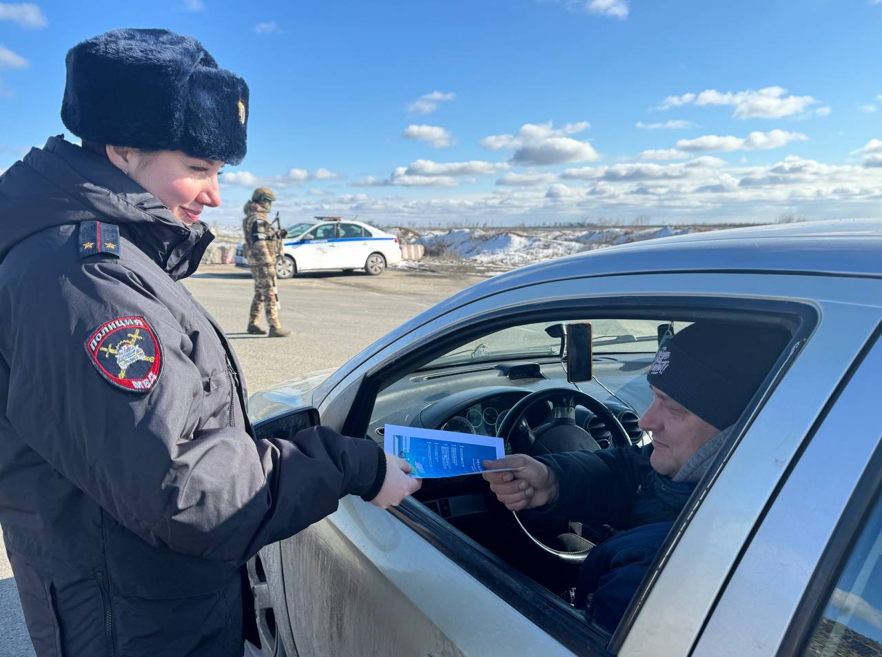 ‍ В Тельманово сотрудники Госавтоинспекции проводят беседы с водителями   При надзоре за дорожным движением в целях профилактики дорожно-транспортных происшествий сотрудники Госавтоинспекции проводят с водителями беседы о важности соблюдения ПДД на дорогах, уделяя внимание особенностям движения в зимний период.   Правоохранители напоминают водителям о необходимости быть предельно внимательными на дорогах при ухудшении погодных и дорожных условий, призывают выбирать безопасную скорость движения, дистанцию и интервал, а также строгого соблюдать ПДД при совершении маневров.     Полицейские разъясняют водителям необходимость использования зимнего типа шин, а также ремней безопасности и детских автокресел при перевозке пассажиров.