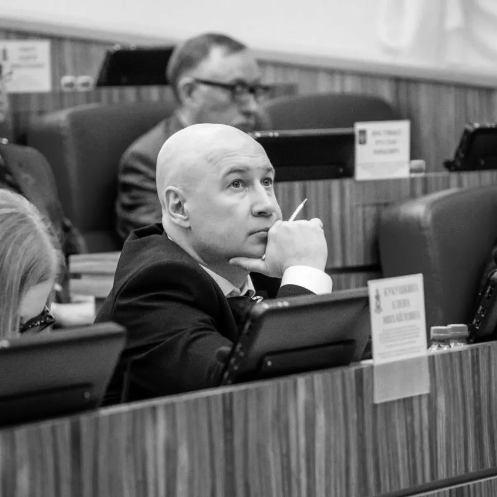 Скончался лидер ямальских справедливороссов Депутат окружного заксобрания Максим Лазарев поехал в столицу на партийные мероприятия и решил остаться на День Победы Ночью 10 мая у него не выдержало сердце рассказал URA RU руководитель салехардского отделения СР Эдуард Аюпов Глава ямальского отделения Справедливой России дважды избирался депутатом гордумы Салехарда а позднее перешел в окружное заксобрание Трудовой путь Лазарев начал в 1996 году с работы спасателем десантником на городской авиабазе Редакция URA RU приносит соболезнования семье и близким политика Подписаться на URA RU мы в MAКС