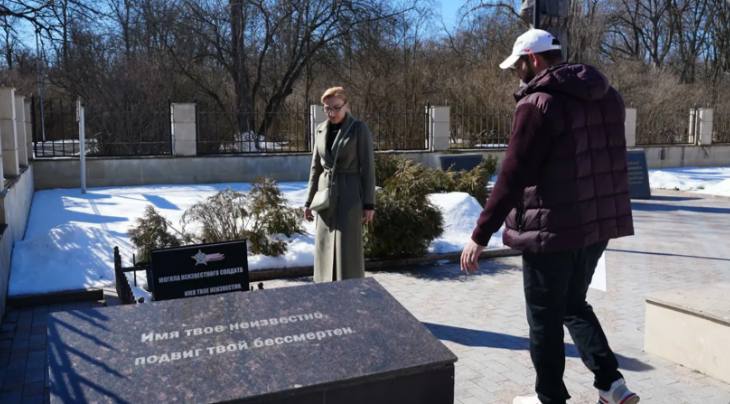 Участники «партдесанта» из Ингушетии провели мониторинг памятников   В рамках реализации Народной программы партии, ингушские единороссы организовали выездную проверку мемориальных мест, посвященных героизму фронта и тыла в период Великой Отечественной войны.  Как информировали газету «Ингушетия» в региональном отделении ЕР, в инспекции участвовали Магомед Муружев, региональный куратор партпроекта «Историческая память», глава Общественного совета проекта Мадина Богатырева и депутаты. Активисты осмотрели памятники в Малгобеке, Назрани и Магасе.  По результатам проверки были сформулированы рекомендации по восстановлению отдельных памятников и улучшению прилегающей территории.   «Приятно отметить, что большинство монументов поддерживается в надлежащем состоянии. К знаменательной дате юбилея Великой Победы все объекты, где планируются основные памятные события, должны быть приведены в образцовый вид», — подчеркнул Магомед Муружев.   ПОДПИСАТЬСЯ  ПРЕДЛОЖИТЬ НОВОСТЬ