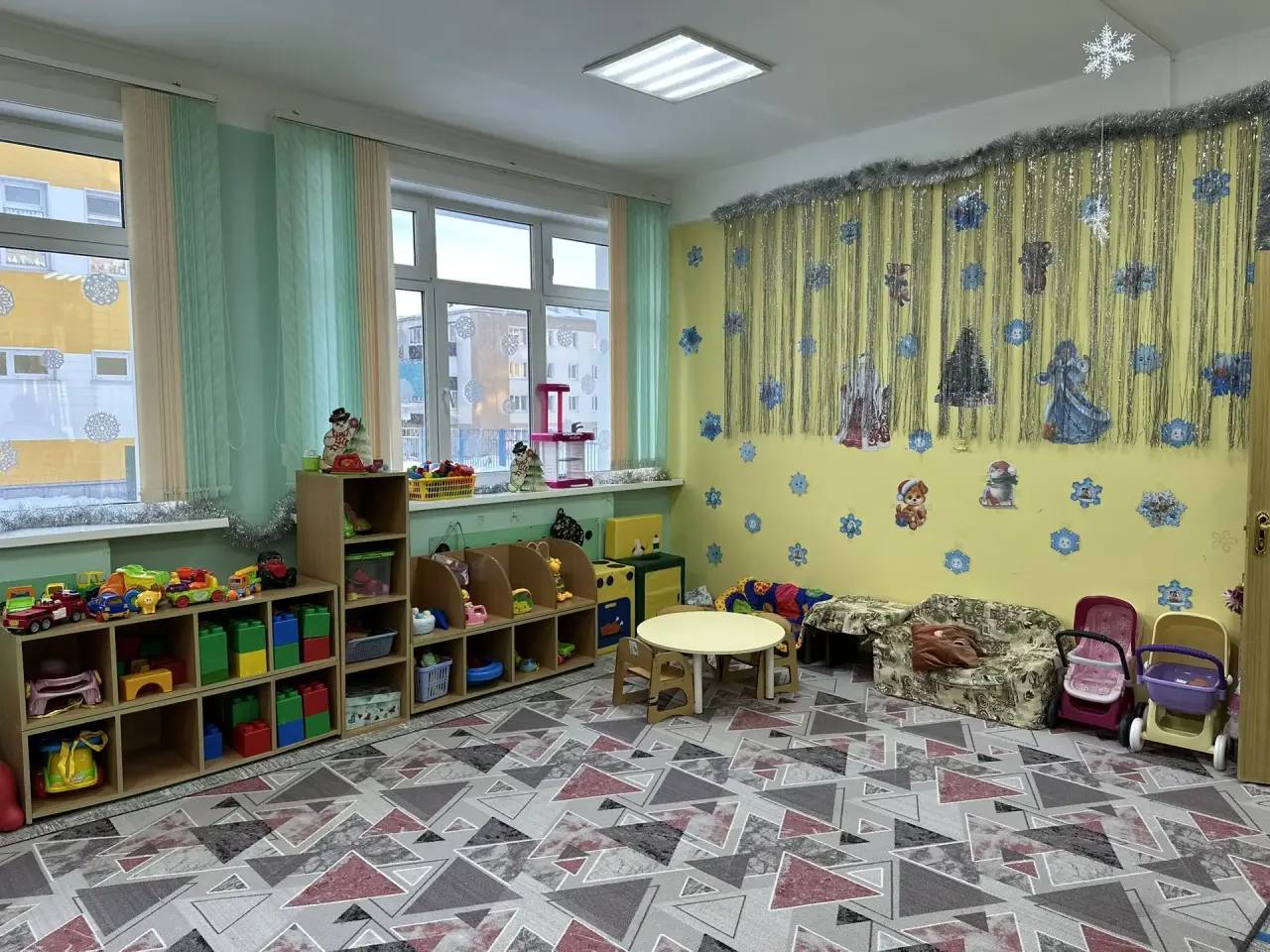 У меня прекрасные новости В Долинске в детском саду Сказка начала работу группа присмотра и ухода за детьми в возрасте с 1 года до 2 х лет Она рассчитана на кратковременное пребывание малышей до 3 х часов Мама может ненадолго оставить малыша а в это время сделать домашние дела сходить к врату или в магазин Для семейного бюджета такая форма экономичнее чем индивидуальная няня Мы понимаем как для родителей важна уверенность в том что их ребенок находится в надежных руках поэтому в данной группе работают опытные и квалифицированные сотрудники Воспитатели без сомнений помогут ребенку адаптироваться к новой среде Открытие группы стало возможным благодаря сахалинской программе Счастливое материнство которая была запущена губернатором Валерием Лимаренко Для записи ребенка необходимо подать заявку через портал Счастливое материнство взять справку о состоянии здоровья в кабинете Счастливое материнство в детской поликлинике заключить договор с организацией Стоимость услуги один час 100 рублей