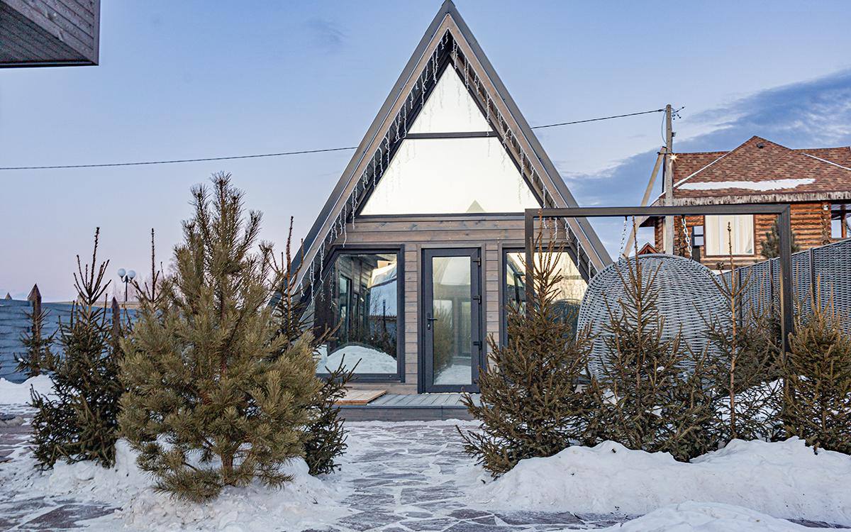 Аренда домов в Башкирии за год подешевела на 27 В Башкирии долгосрочная аренда домов подешевела в 2025 году на 27 1 до 40 9 тыс руб в месяц говорится в исследовании портала Мир квартир Республика по ценнику оказалась на 48 м месте из 83 регионов вошедших в исследование В целом по стране ставка аренды на дом снизилась на 22 8 за год до 46 4 тыс руб в месяц Цены выросли в 17 регионах в 66 зафиксировали снижение Наиболее заметно съемные дома подорожали в Мордовии 58 7 Забайкалье 47 1 и Хабаровском крае 39 8 Самое заметное снижение цен зафиксировали в Камчатском крае 63 5 Кузбассе 59 5 и Приморском крае 52 1 РБК Уфа в Telegram РБК Уфа в MAX