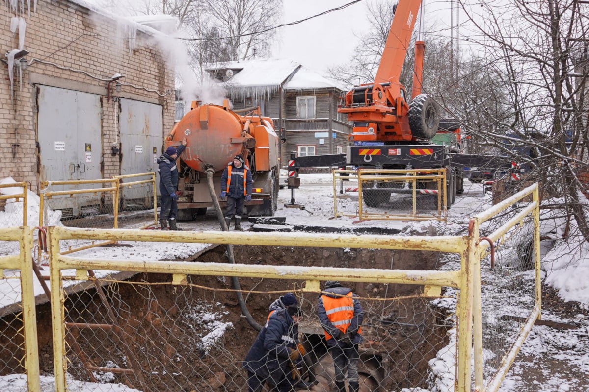 Работы по устранению аварии на теплосети в центре Вологды завершат до конца дня Специалисты ПАО ТГК 2 продолжают ликвидацию повреждения на магистральном трубопроводе диаметром 500 мм в районе улиц Ветошкина и Левичева Все дома временно оставшиеся без тепла и горячей воды были подключены к резервной линии Накануне из тепловой камеры откачали воду сейчас на месте ведутся сварочные работы после чего начнётся запитка системы Вологда Регион 35ТВ в MAX