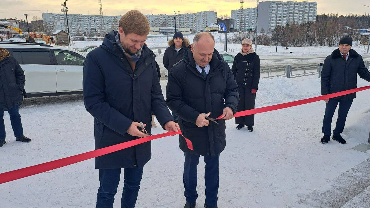 В Приангарье после капремонта открылись 2 обновленных объекта культуры   В Усть-Илимском Дворце культуры «Дружба» отремонтировали кровлю, фасад, заменили окна, двери, установили витражные рамы. По периметру ДК установили подсветку, провели благоустройство территории.  «Дружба» является одной из двух крупнейших культурных площадок в Усть-Илимске. Во втором Дворце культуры им. И.И. Наймушина так же проходит масштабный капитальный ремонт, его планируют завершить в 2025 году», – отметил осуществляющий полномочия министра строительства Приангарья Алексей Емелюков.  В сельском Доме культуры поселка Ново-Николаевск Эхирит-Булагатского района заменили кровлю, окна, выровняли пол и несущие стены, покрасили фасад. На территории построили котельную, провели электротехнические работы.  Оба объекта отремонтировали по госпрограмме Иркутской области «Развитие культуры».  Министр культуры региона Олеся Полунина отметила, что обновления позволят увеличить число мероприятий: концертных программ, конкурсов, праздников.