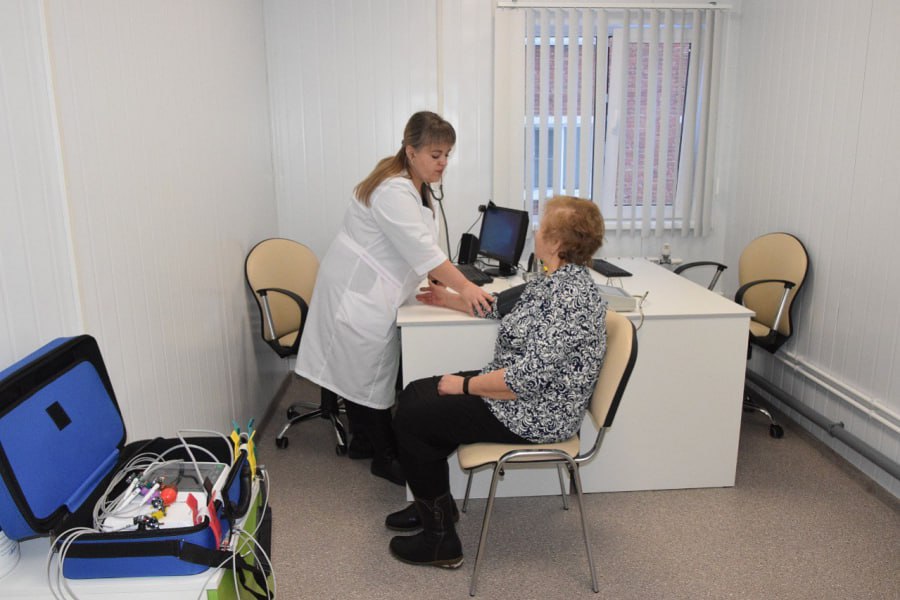 Около 200 пациентов прошли диспансеризацию в новой врачебной амбулатории в поселке Раздольный Современная модульная врачебная амбулатория открылась в п. Раздольный Гурьевского округа по программе модернизации первичного звена здравоохранения нацпроекта «Здравоохранение» в начале года. Площадь здания – около 200 квадратных метров. Важно, что в амбулатории разделены потоки взрослых пациентов и детей. Обустроены просторные коридоры с регистратурой и удобными местами ожидания для пациентов, кабинеты приема терапевта, педиатра, акушера-гинеколога, физиокабинеты, процедурные и прививочные, а также функциональной диагностики.
