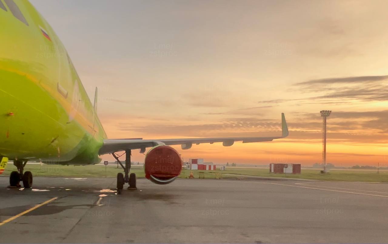 S7 Airlines оштрафовали за овербукинг 10 пассажиров купивших билеты из Сочи в Новосибирск не смогли вылететь из за превышения количества зарегистрированных на рейс пассажиров над числом доступных мест сообщила Западно Сибирская транспортная прокуратура Рейс осуществляла новосибирская компания S7 На неё составили протокол о повторном оказании услуг с нарушениями ч 2 ст 14 4 КоАП Авиакомпания оштрафована на 30 тыс рублей фото Западно Сибирской транспортной прокуратуры Подписаться Прислать новость Помочь бустами