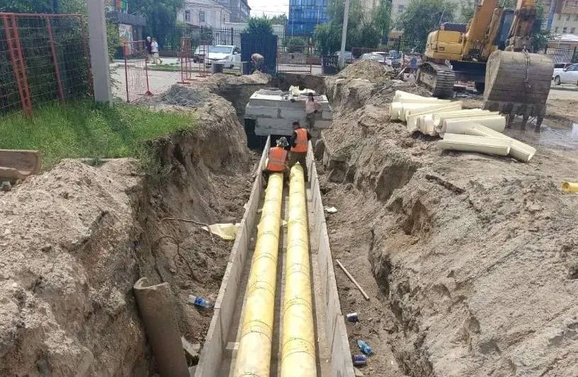 Теплосети по областной программе отремонтировали на улицах Благовещенска ариемка объектов ведется на улицах Октябрьской и Горького В Благовещенске завершили ремонт участков тепловых сетей на улицах Октябрьской и Горького Работы велись в рамках областной программы Модернизация коммунальной инфраструктуры На улице Октябрьской в районе пересечения с улице Трудовой проведен полный комплекс мероприятий демонтированы старые трубы уложены лотки непроходного канала смонтированы стальные трубы с теплоизоляцией и покрытием стеклопластиком установлены плиты перекрытия и гидроизоляция Кроме того здесь оборудовали новую тепловую камеру На улице Горького на участке от улицы Комсомольской до улицы Калинина проведены демонтаж изношенных трубопроводов и монтаж новых труб установка лотков и тепловой камеры сварочные работы и теплоизоляция Сейчас идет приемка объектов Реализация мероприятий позволит повысить надежность теплоснабжения жилых домов и социальных объектов Благовещенска прокомментировали в правительстве Амурской области Фото правительства Амурской области ТЕЛЕПОРТ РФ здесь все об Амурской области  Написать нам